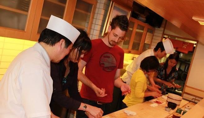 銀座・高級寿司店「神火」でインバウンド寿司教室イベント　握り寿司体験