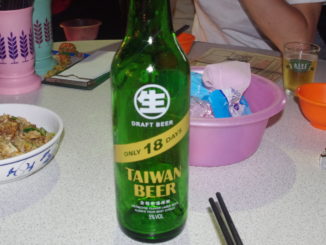 台湾ビールとグラス（台北・遼寧街夜市）