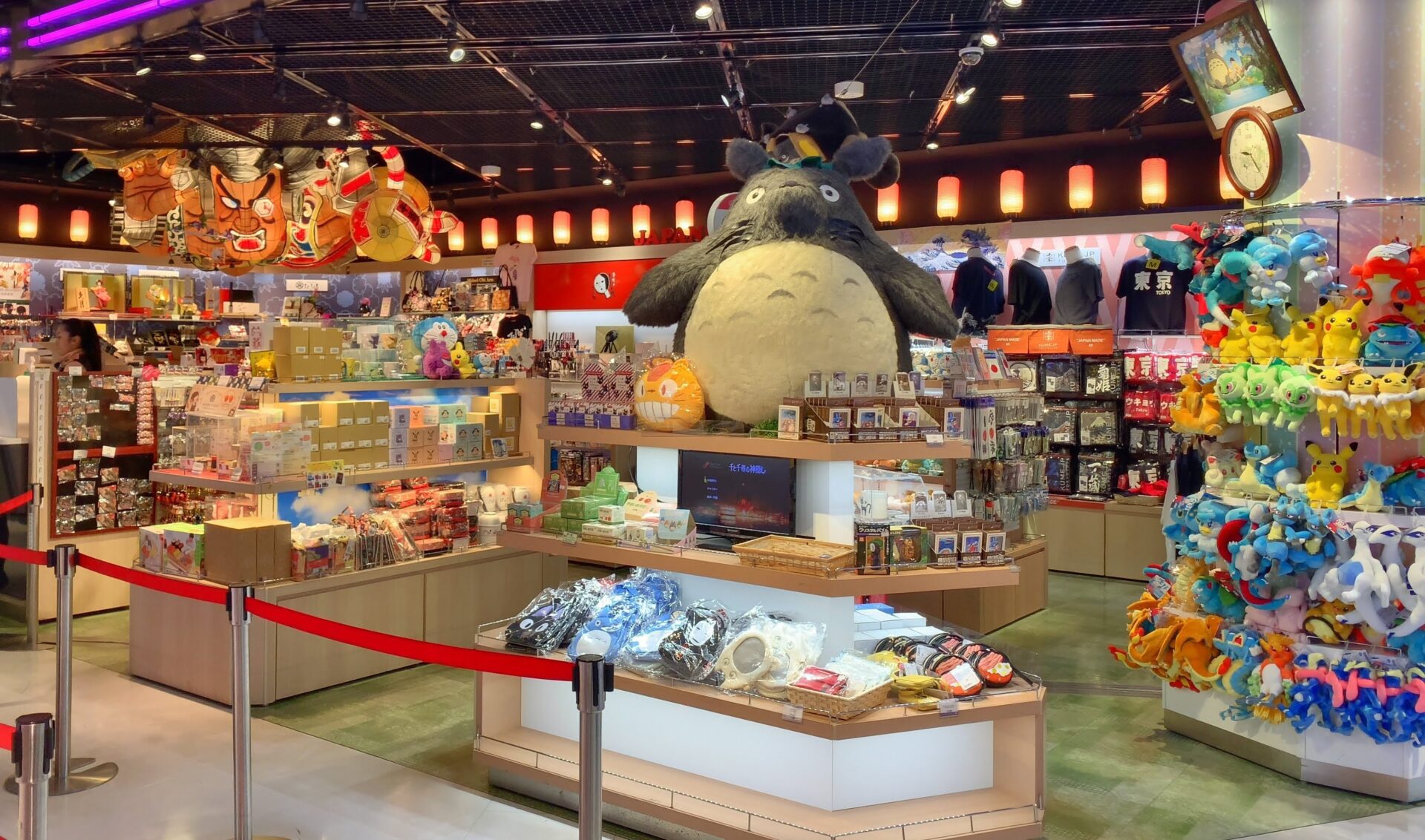 成田空港のお土産：出国後免税店のトトロ