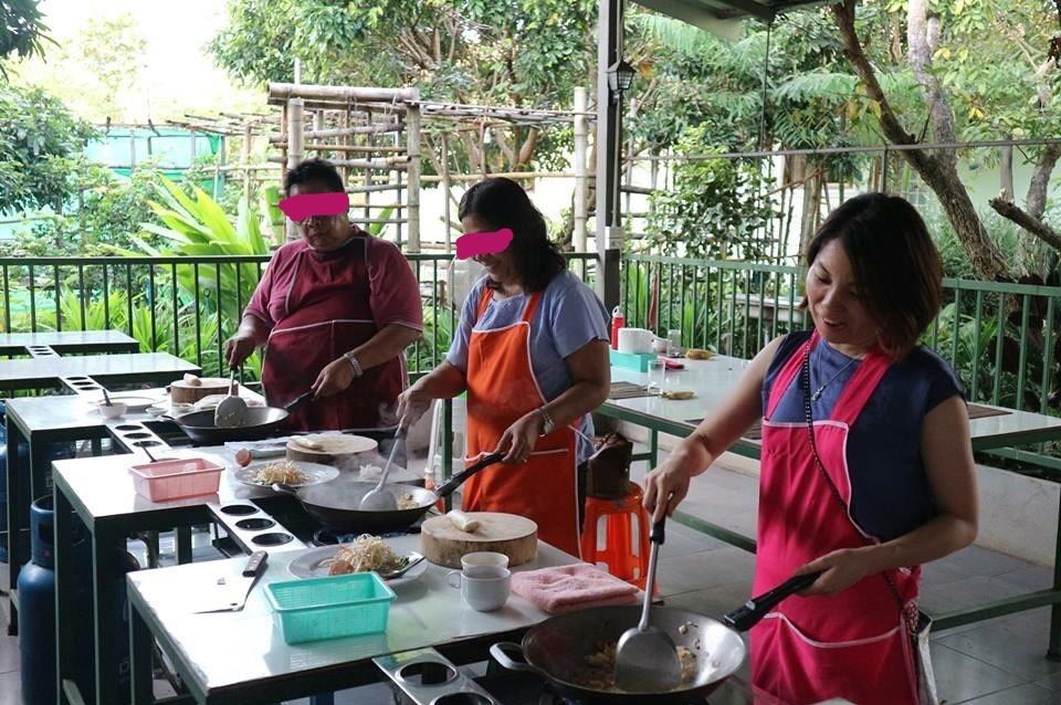 チェンマイの料理教室:料理中の風景・一人でも楽しめる
