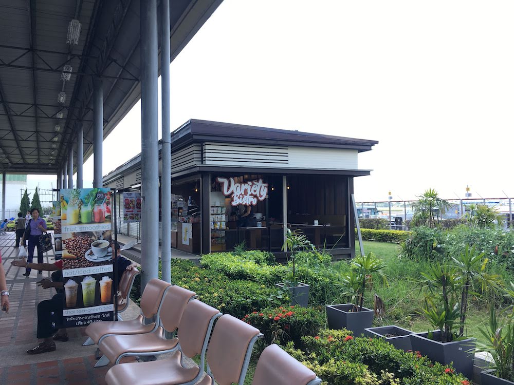 チェンマイ空港でお土産を買える店・場所： 空港外（隣接）の売店兼飲食店
