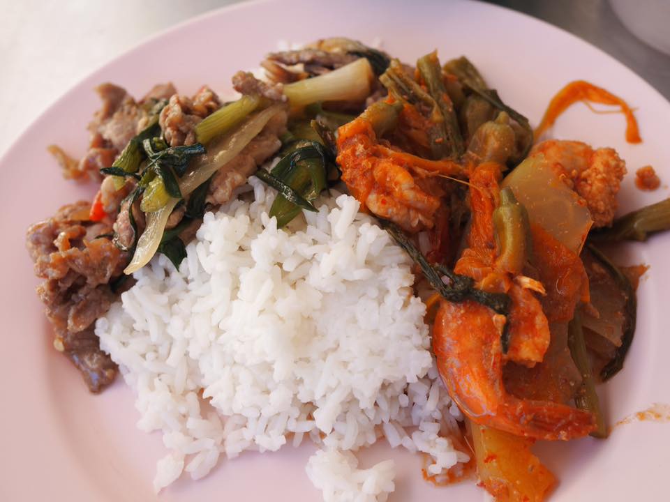 タイ・バンコクのおすすめグルメ：具沢山選び放題地元の定食屋のごはん1