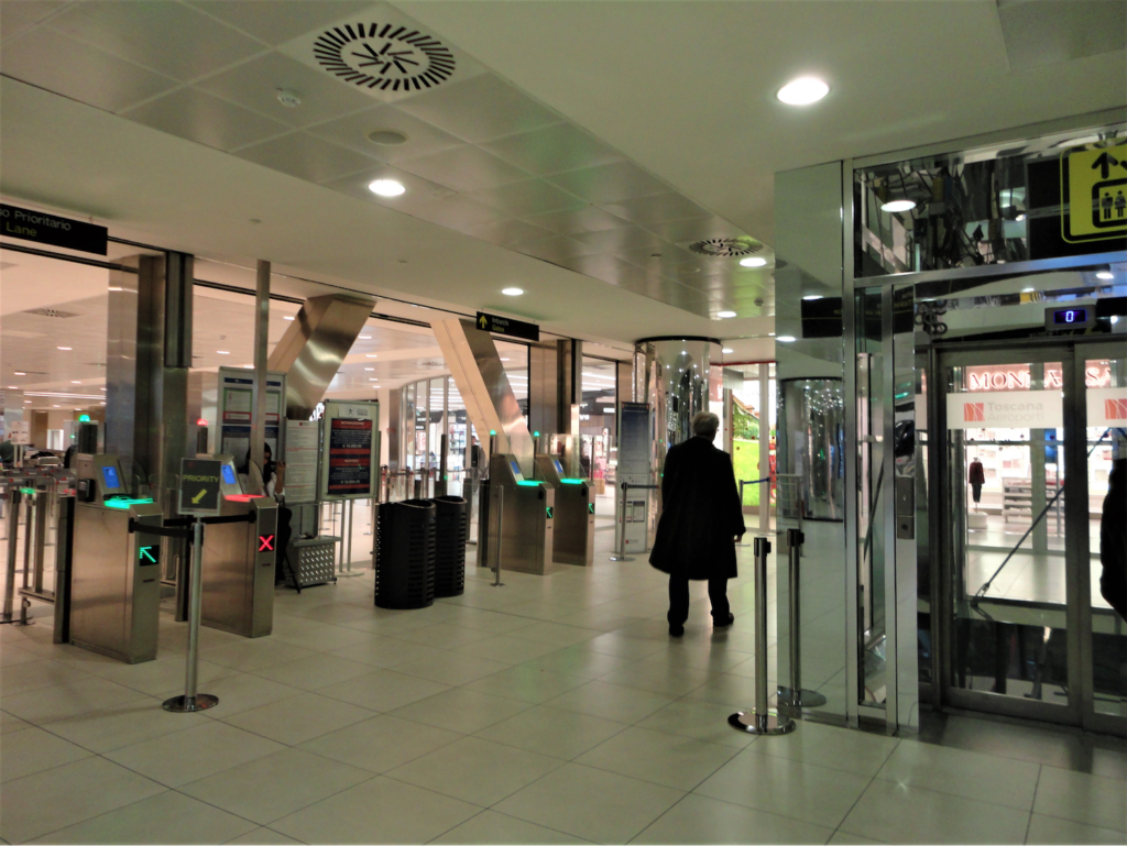フィレンツェ空港・手荷物検査への入口 二階