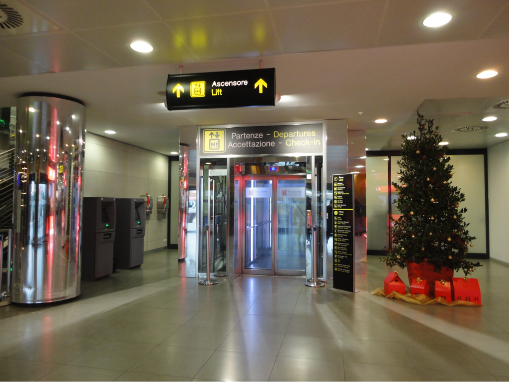 フィレンツェ空港・チッェクインカウンターへのエレベーター