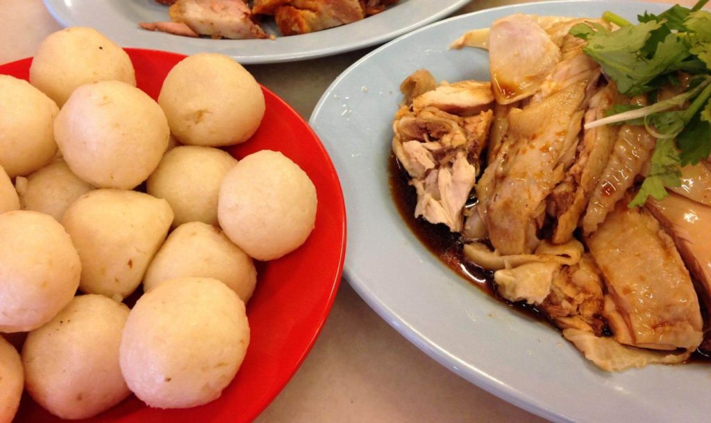 マレーシア・マラッカのチキンライス - ご飯がボール型