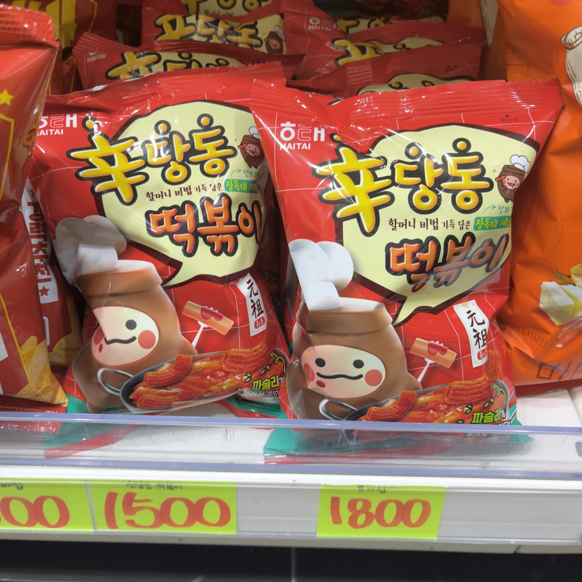 韓国のお菓子のお土産：辛ダンドン トッポッキスナック／ヘテ