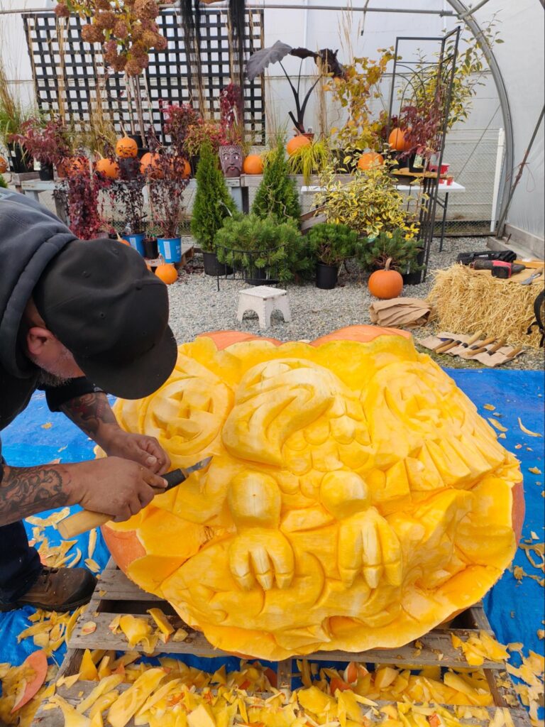 カナダのハロウィン・彫刻アーティストによるかぼちゃアート