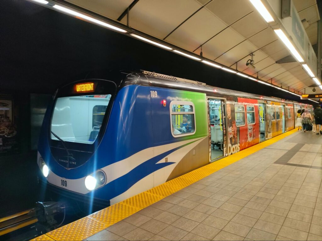カナダ・バンクーバー中を走る電車「スカイトレイン」