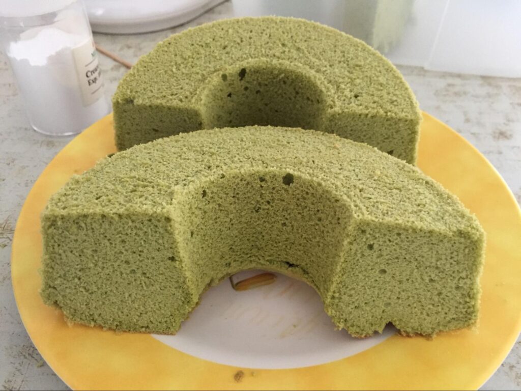 緑色のパンダンシフォンケーキ