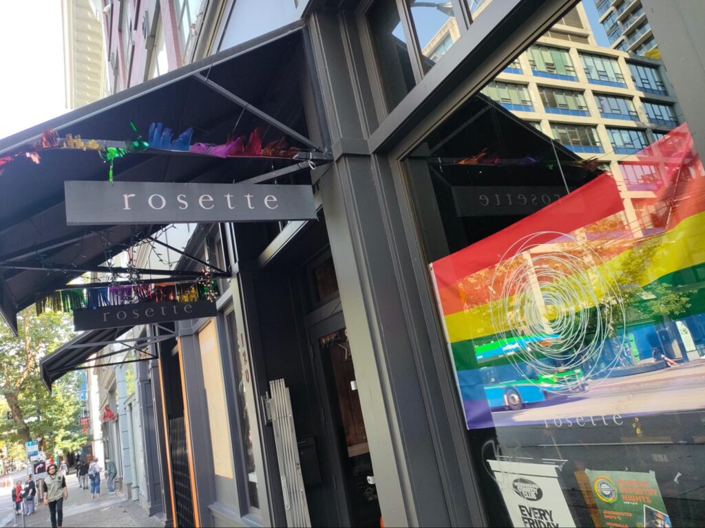 カナダの多様性：虹色のフラッグを装飾したレストラン