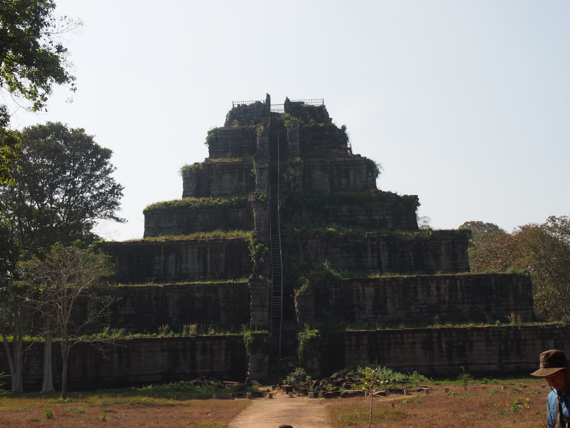 カンボジアのピラミッド型コーケー遺跡
