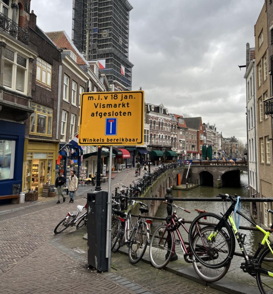 オランダの自転車と道路の標識