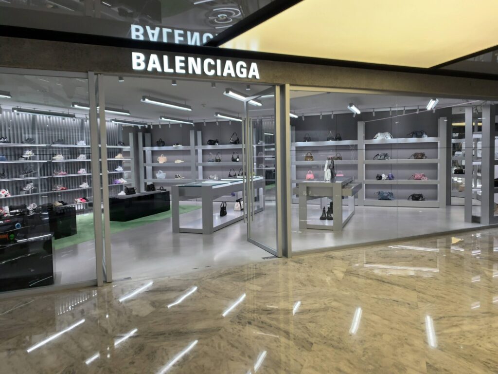 桃園空港　搭乗ゲート　免税店ブランド　Balenciaga
