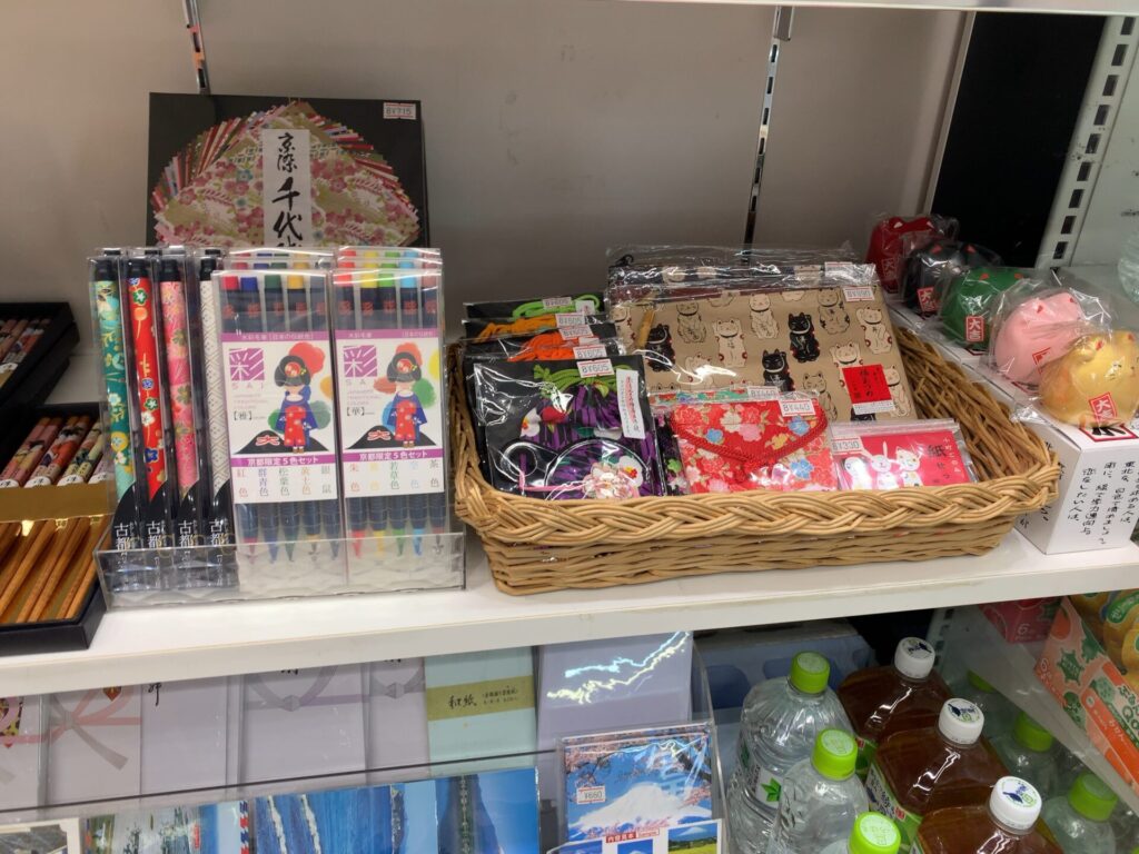 成田空港・改造社書店 NEWS（南ウイング4階・出国口フロア）の日本の箸や小物雑貨のお土産