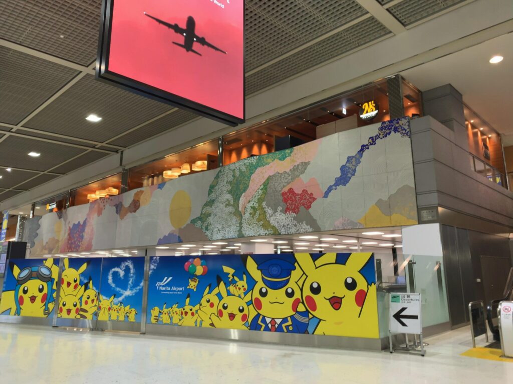 成田空港第2ターミナルの壁のポケモン