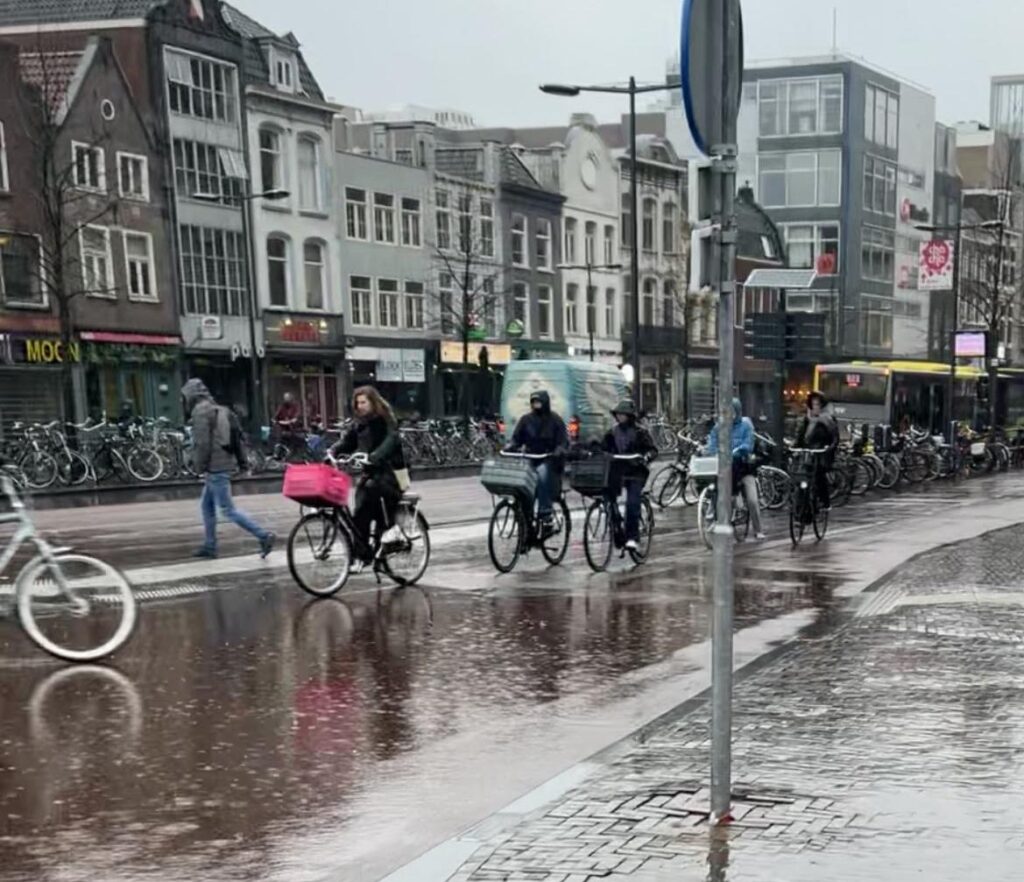 オランダでは雨の日でも自転車に乗る