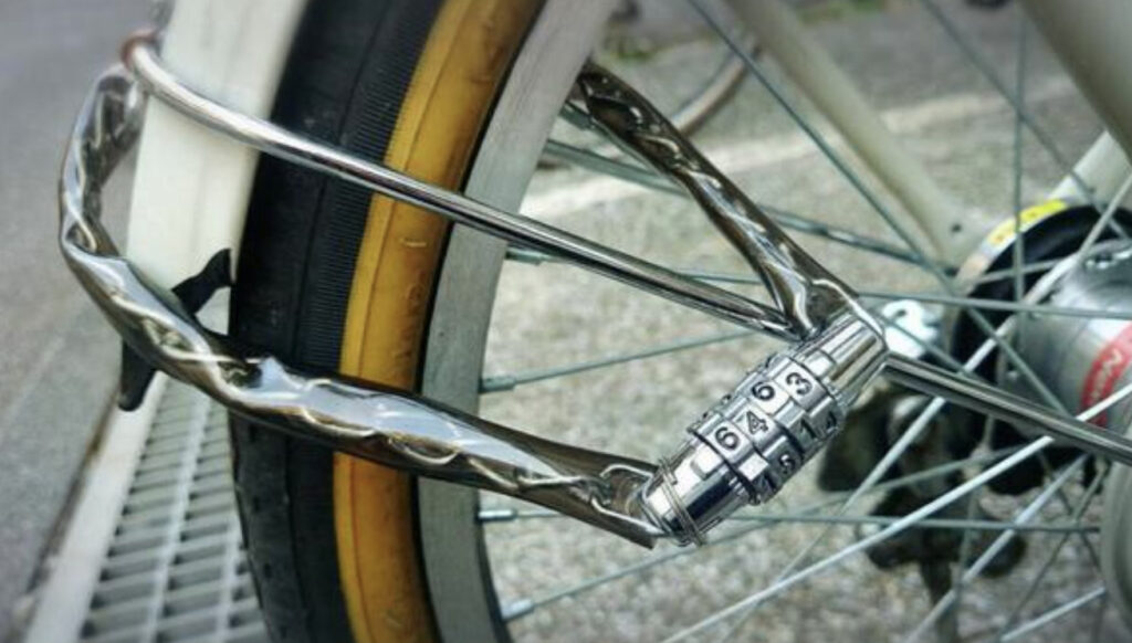 オランダの自転車のチェーンロックの鍵