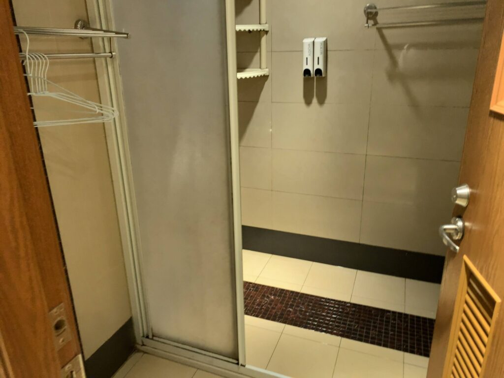 桃園空港　無料のシャワー　室内の様子