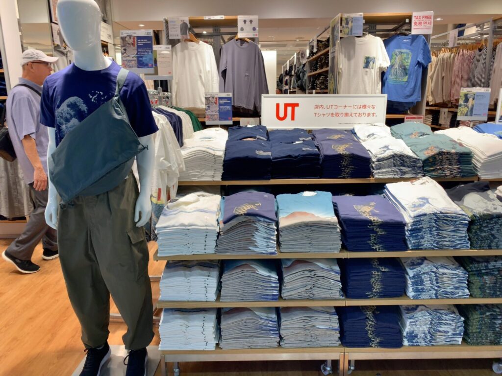 成田空港ユニクロの日本のTシャツ