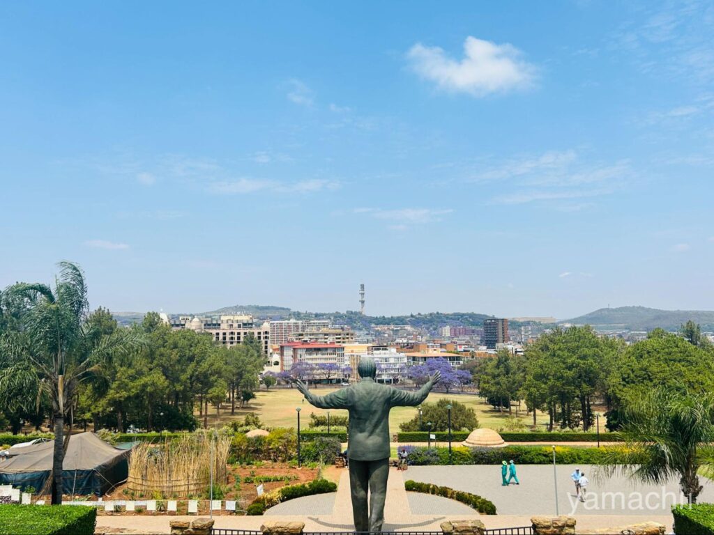 南アフリカ・プレトリア　ネルソン・マンデラ像とジャカランダ