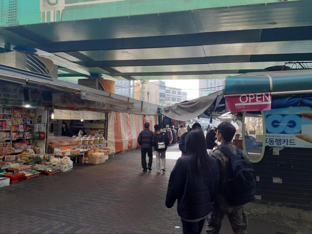 韓国ソウル・九老デジタル団地駅駅前の屋台や商店が並ぶ通り