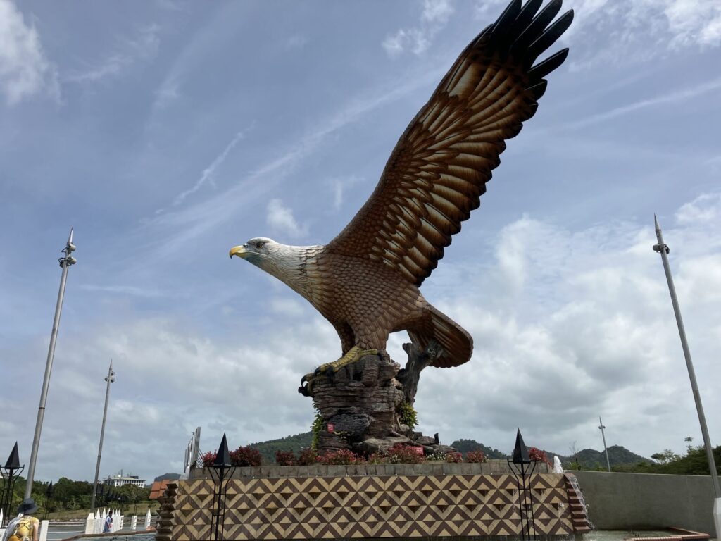 クア桟橋のフェリー乗り場の鷲（イーグル）の石像