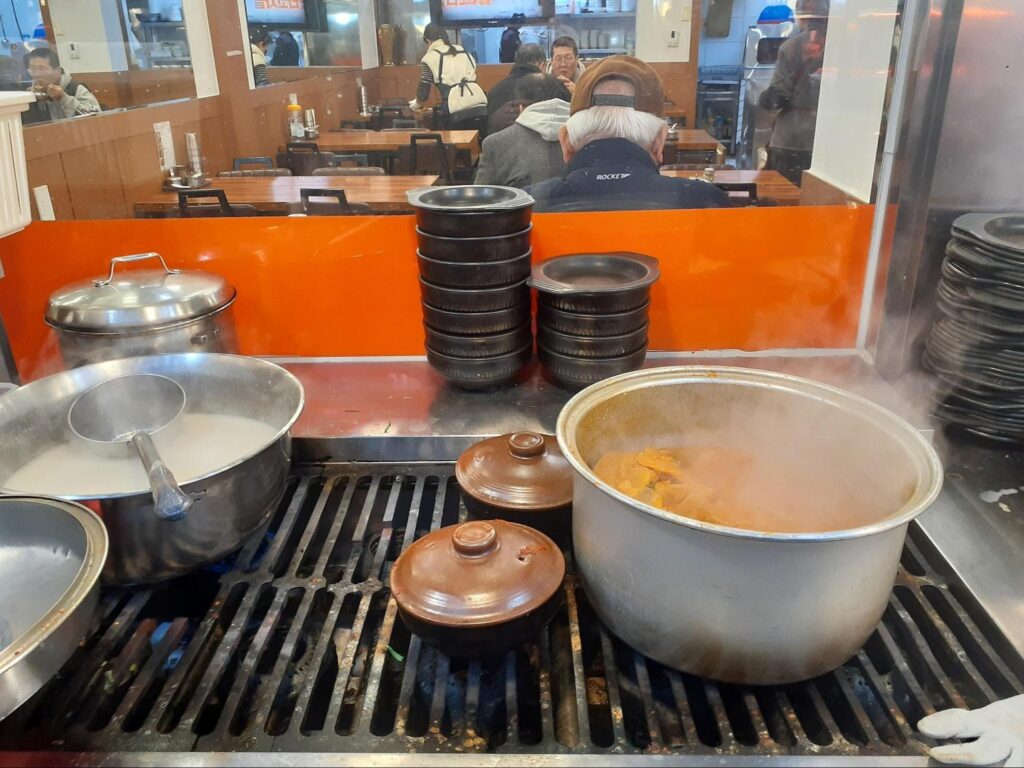 永登浦伝統市場のローカルレストランのグルメ