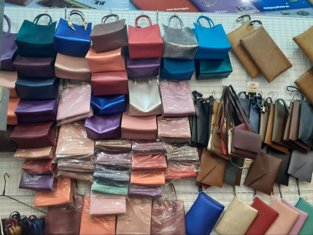バンコク・プラトゥーナム市場のバッグや財布