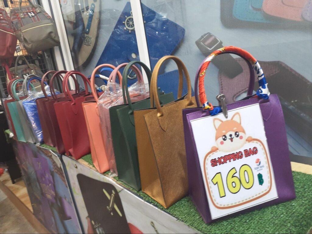 バンコク・プラトゥーナム市場のバッグ