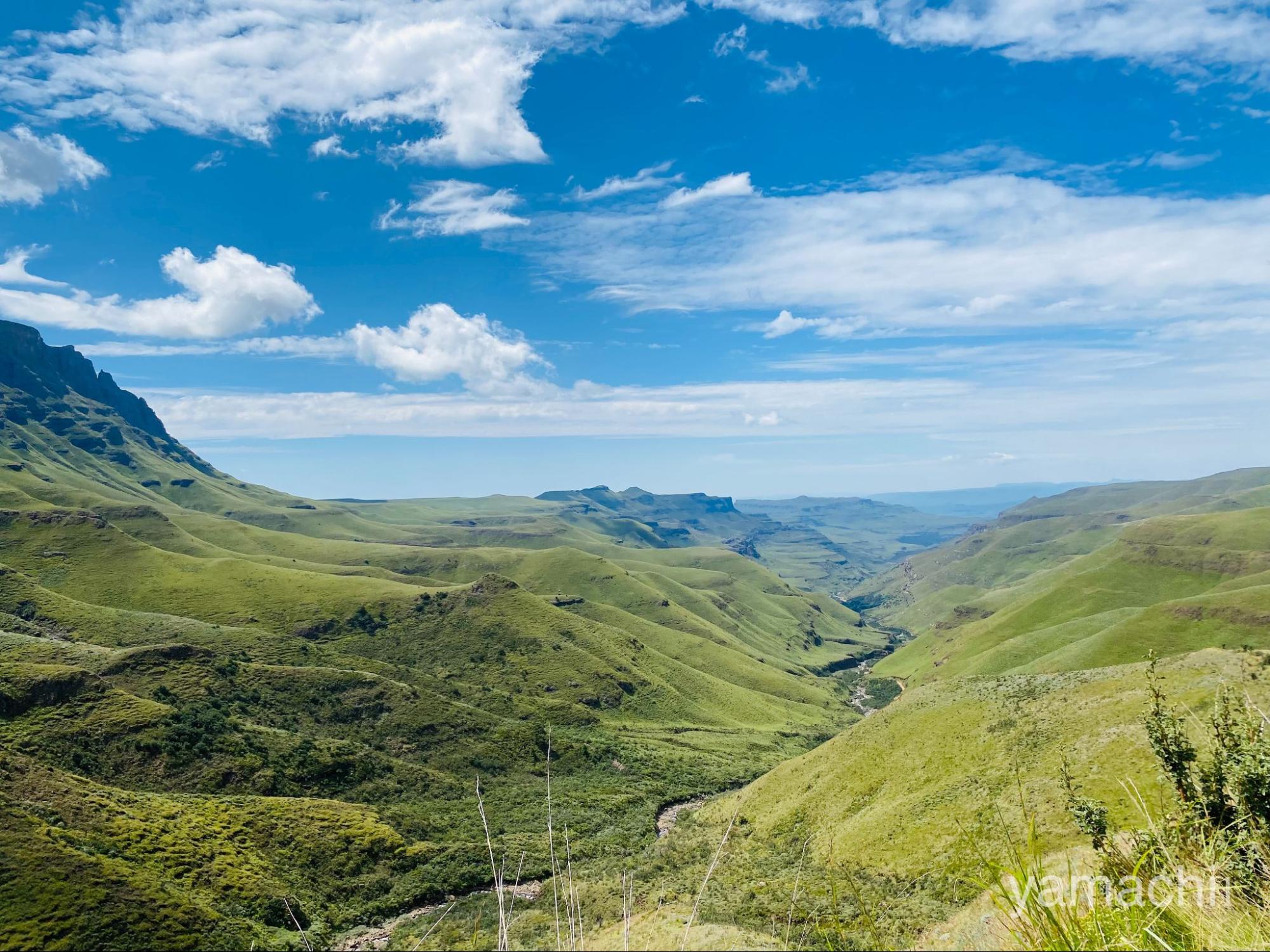 南アフリカの絶景、ドラケンスバーグ山脈・サニパスを越えて…天空の王国レソトへ！魅力と観光方法