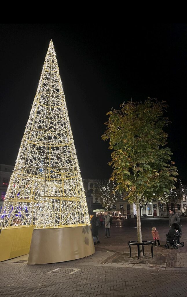 オランダの街中のクリスマスツリー