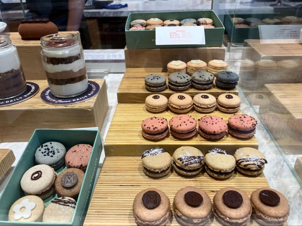Maison Marou Flagship Da Nangのショーケースに並ぶマカロン