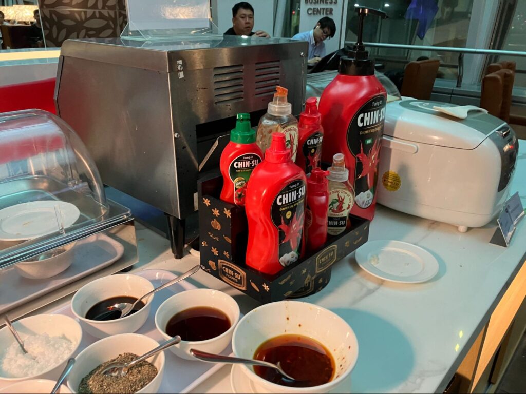 ホーチミン・タンソンニャット国際空港のラウンジの食事の様子