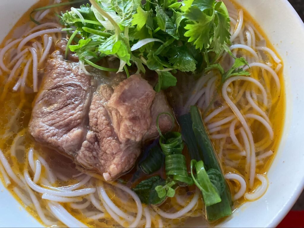 ベトナム・ホイアンの屋台のスープ麺