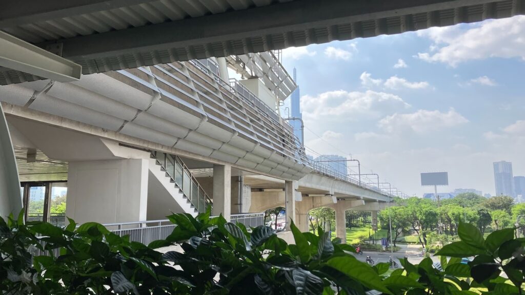 ホーチミンのメトロ駅から見える風景