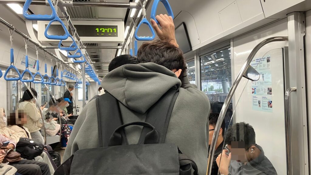 ホーチミンの地下鉄の車内の様子