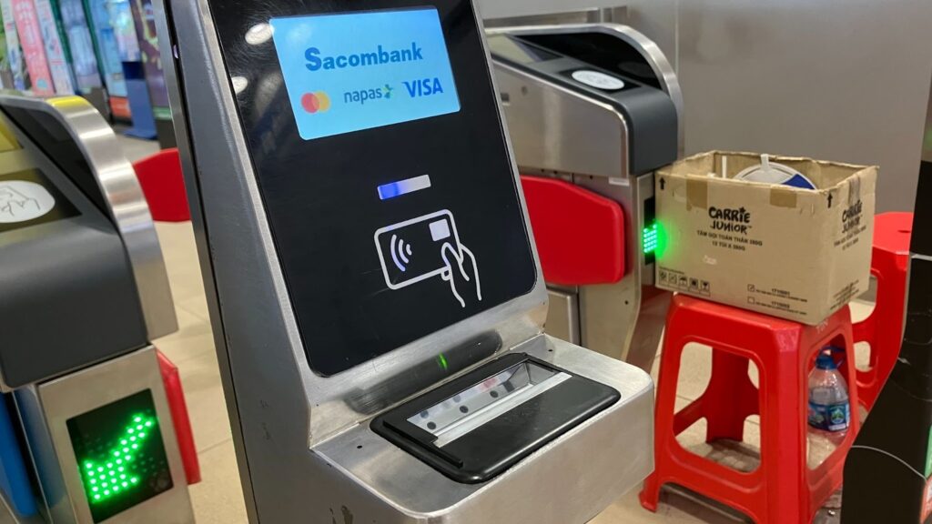 ホーチミンのメトロのクレジットカード・QRコードマシン