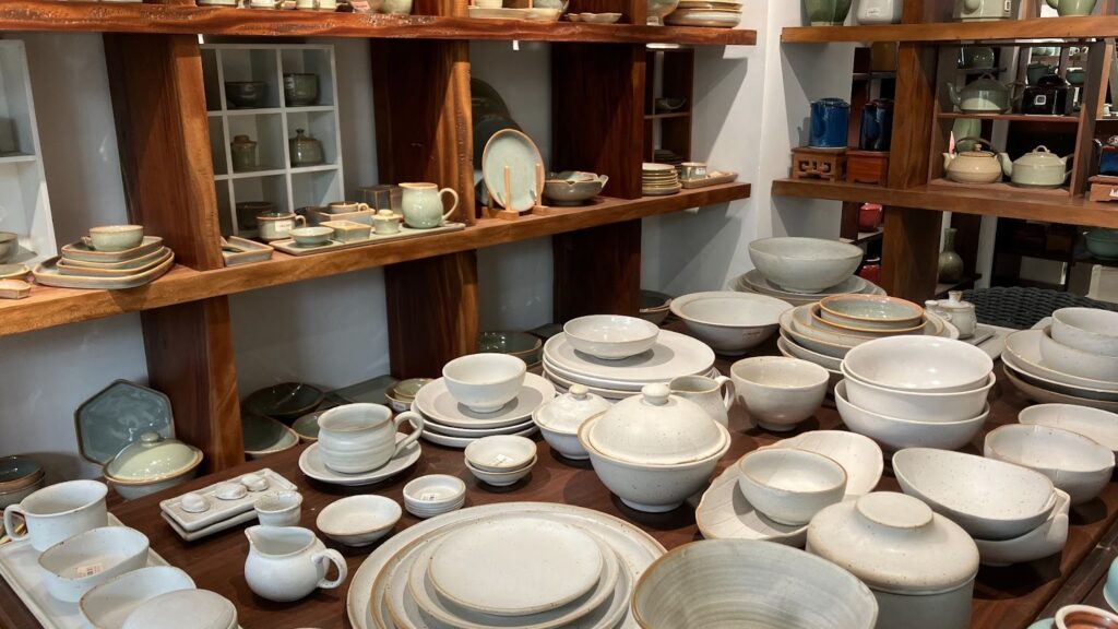 タオディエン・DONG GIA ENTERPRISE CERAMICS & DÉCO OBJECTSの店内