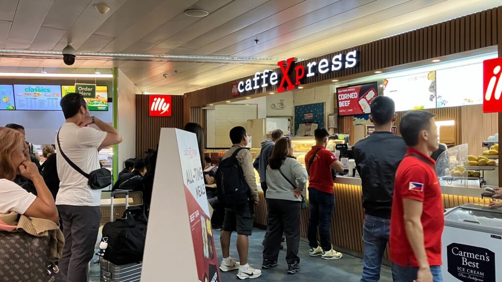 マニラ空港出国後エリアのカフェ