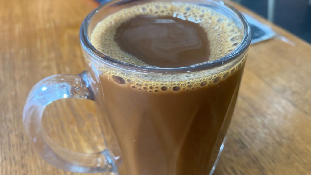 コピにミルクを足した「KOPI O」。