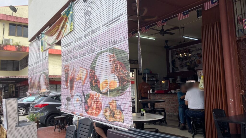マレーシアのローカルが集まる喫茶店のような場所。コピやマレーシアの伝統的な朝ごはんを食べられる。