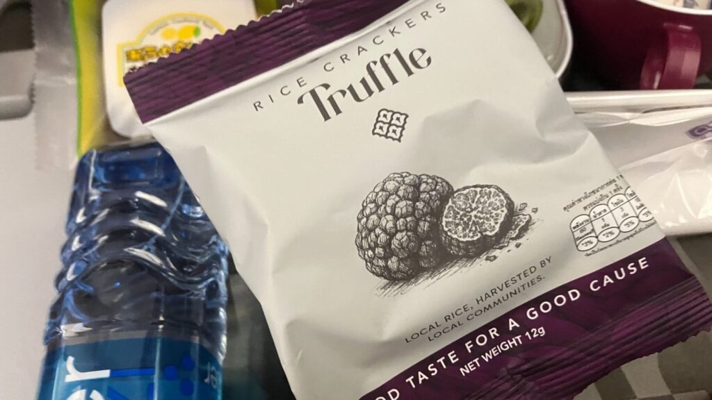タイ航空搭乗後の機内でくばられたスナック菓子