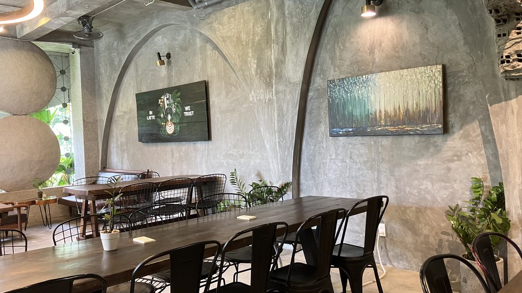 徒歩圏内のDolphy Cafe。パソコン作業が可能